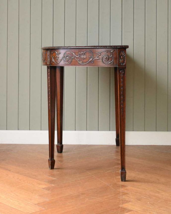 アンティークのテーブル　アンティーク家具　イギリス輸入のアンティーク家具、お花の彫りが美しいコンソールテーブル 。グルッと180度。(q-1706-f)