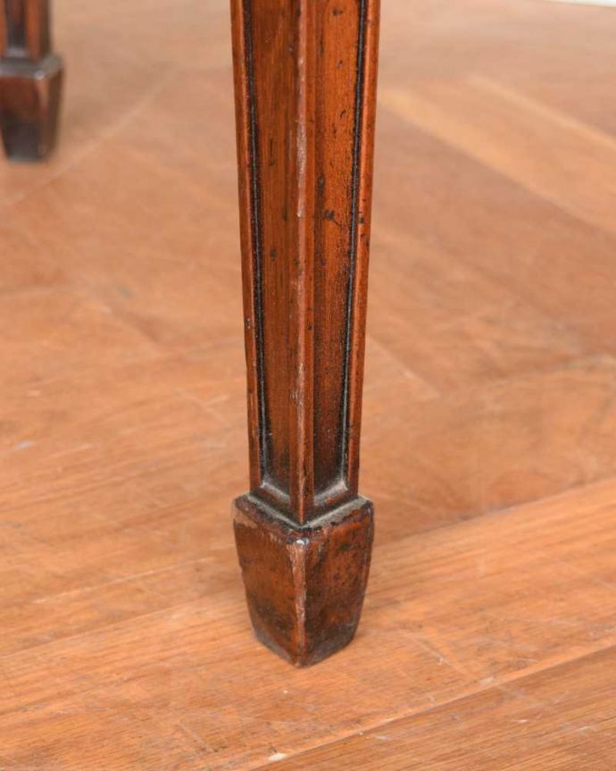 アンティークのテーブル　アンティーク家具　イギリス輸入のアンティーク家具、お花の彫りが美しいコンソールテーブル 。持ち上げなくても移動できます！Handleのアンティークは、脚の裏にフェルトキーパーをお付けしていますので、床を滑らせてれば女性1人でも移動が簡単です。(q-1706-f)