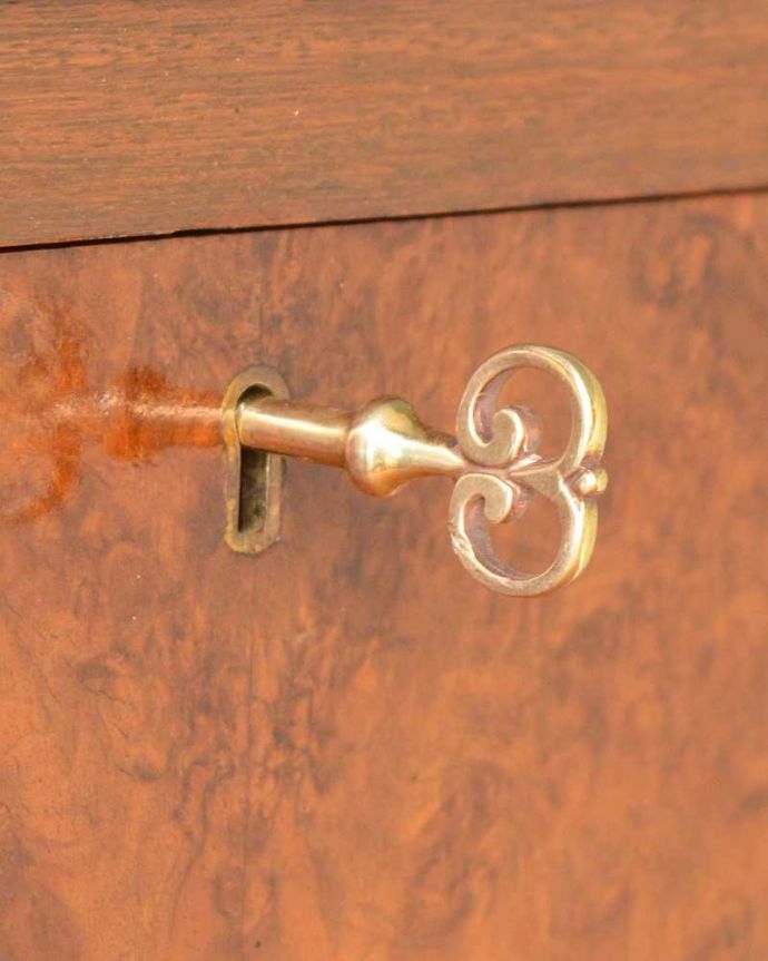 ビューロー　アンティーク家具　英国の便利なアンティーク家具、本棚とデスクが一つになったサイドバイサイド 。鍵を使って開けてみましょうアンティークの鍵が一つ付いています。(q-1709-f)