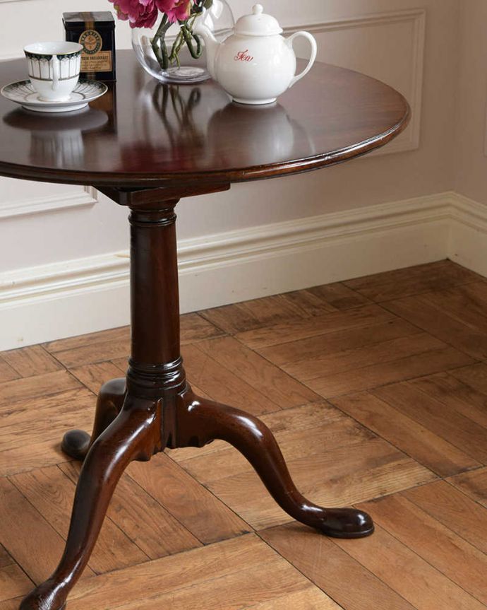 アンティークのテーブル　アンティーク家具　場所をとらず保管できる便利な家具、アンティークのティルトップテーブル。人気のトライポットタイプの1本脚先が3つに分かれた1本足のテーブルって、みんなから人気。(q-1713-f)