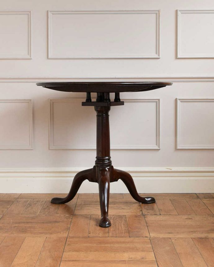 アンティークのテーブル　アンティーク家具　場所をとらず保管できる便利な家具、アンティークのティルトップテーブル。サイドはこんな感じ横から見るとこんな感じ。(q-1713-f)