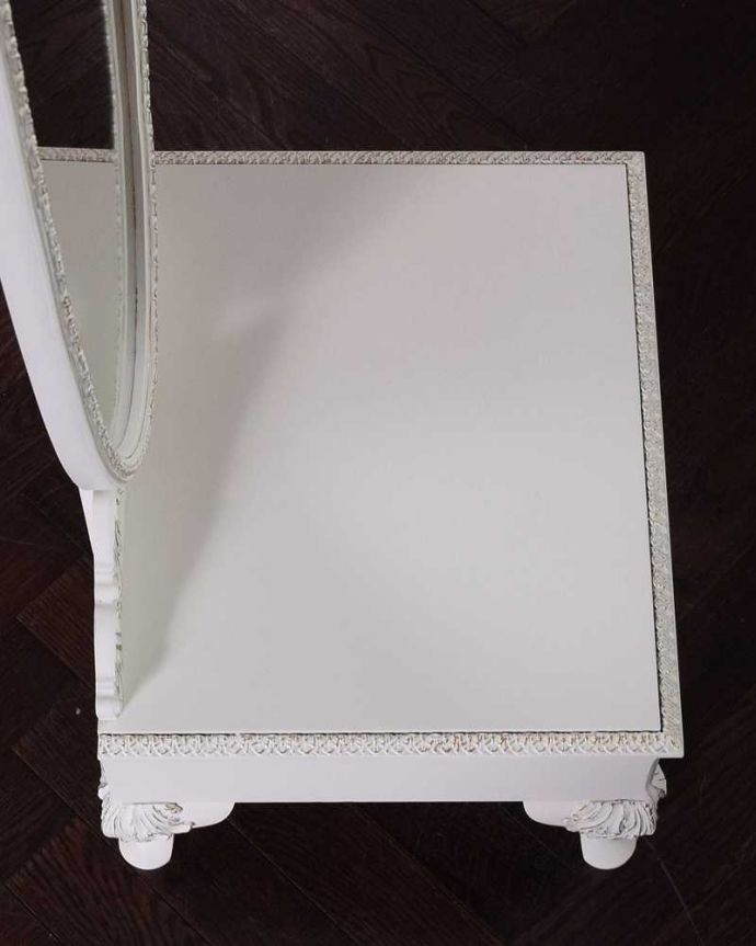 アンティークのドレッサー　アンティーク家具　フランスアンティークのドレッシングテーブル（鏡台）、引き出し付きのスタンドミラー（姿見）。何を置こうかな･･･？上から見ると天板の形はこんな感じです。(q-1714-f)