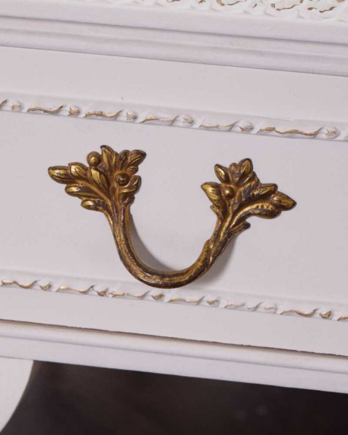アンティークのドレッサー　アンティーク家具　フランスアンティークのドレッシングテーブル（鏡台）、引き出し付きのスタンドミラー（姿見）。開ける度にワクワクする取っ手優雅なデザインは、もちろん取っ手の部分も。(q-1714-f)