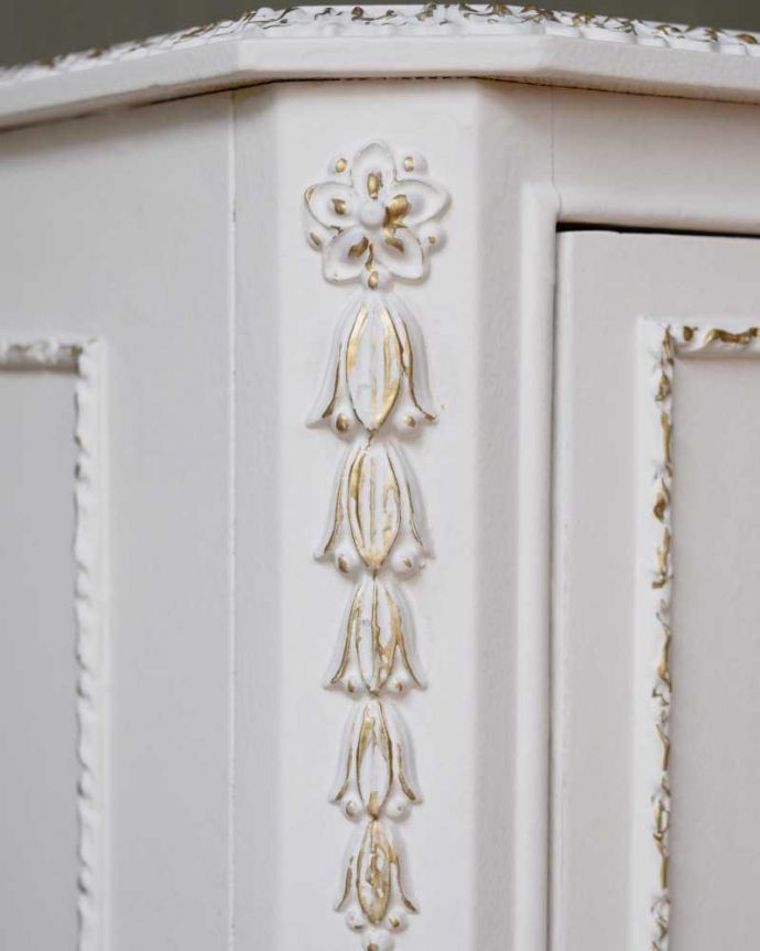 アンティークのチェスト　アンティーク家具　華やかなペイント仕上げのアンティーク家具 、６段引き出しのチェスト。やっぱりココがフランスらしい美しい彫にうっとり･･･ポイントポイントの装飾がキレイです。(q-1716-f)