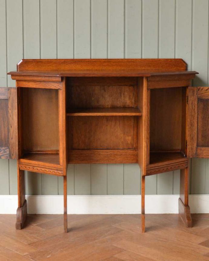 アンティークのデスク・書斎机　アンティーク家具　英国らしいアンティークのライティングデスク＆チェア （チェアインデスク）。扉の中を見てみると･･･中には木製の棚板が。(q-1718-f)