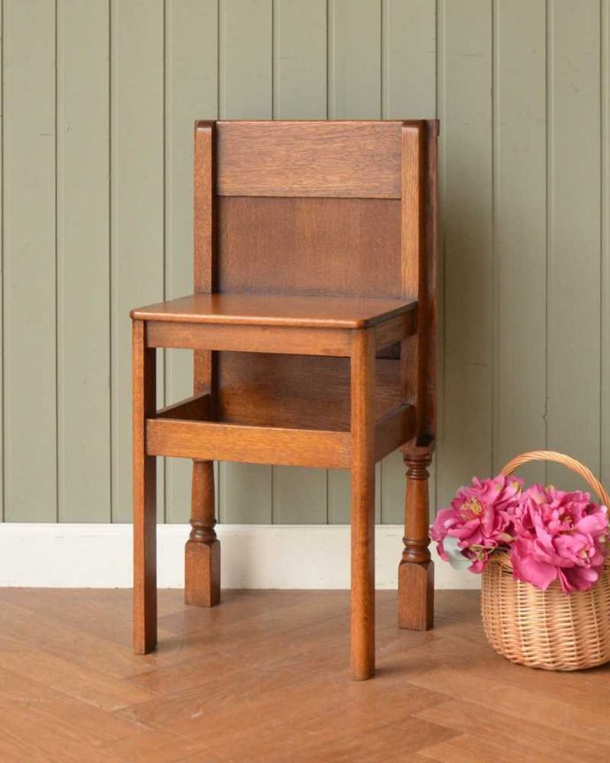 アンティークのデスク・書斎机　アンティーク家具　英国らしいアンティークのライティングデスク＆チェア （チェアインデスク）。しっかり座って使えますサイドボードの真ん中を引っ張り出すと出てくる椅子。(q-1718-f)