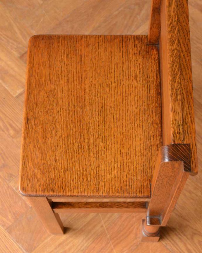 アンティークのデスク・書斎机　アンティーク家具　英国らしいアンティークのライティングデスク＆チェア （チェアインデスク）。上から見ると･･･板座の座面もしっかり修復しました。(q-1718-f)