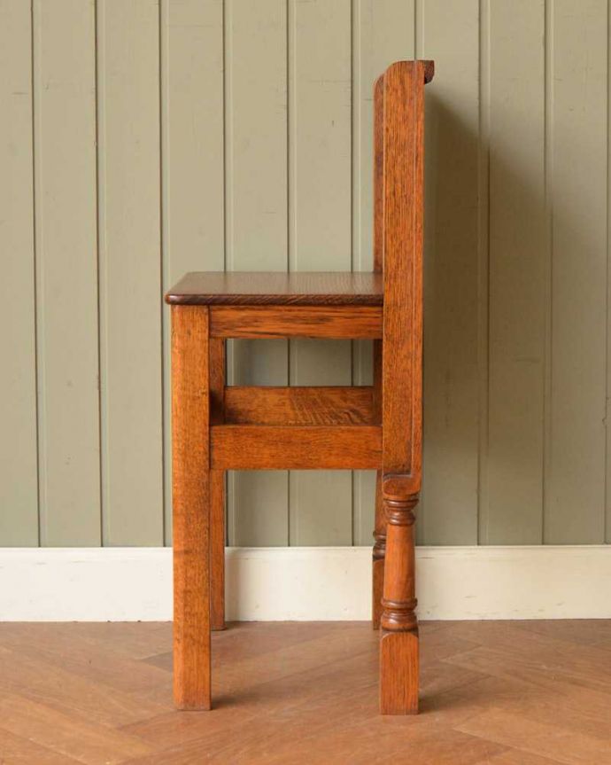 アンティークのデスク・書斎机　アンティーク家具　英国らしいアンティークのライティングデスク＆チェア （チェアインデスク）。横から見ると･･･サイドボードの一部になっている脚のデザインも可愛い～。(q-1718-f)