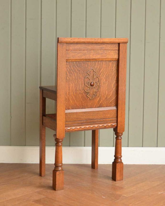 アンティークのデスク・書斎机　アンティーク家具　英国らしいアンティークのライティングデスク＆チェア （チェアインデスク）。後ろ姿にも自信アリ！家具の一部が椅子の背もたれになっているデザイン。(q-1718-f)