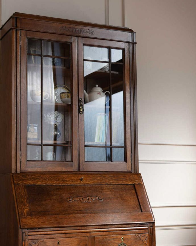 ビューロー　アンティーク家具　バルボス脚がお洒落なビューローブックケース、イギリス輸入のアンティーク家具。英国アンティークらしいガラス扉の美しさデスクの上はガラス扉のキャビネット。(q-1720-f)