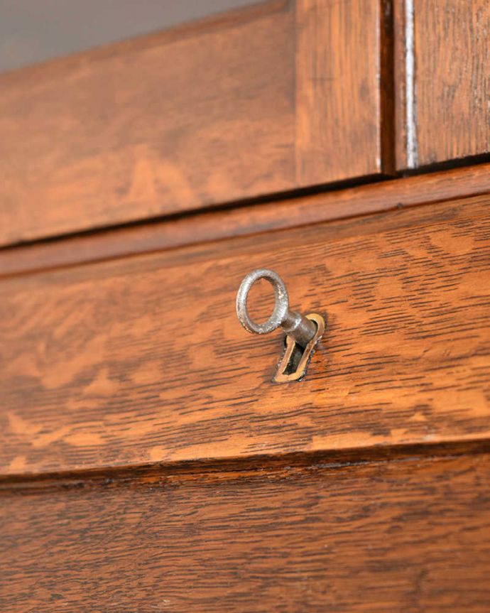 ビューロー　アンティーク家具　バルボス脚がお洒落なビューローブックケース、イギリス輸入のアンティーク家具。鍵を使って開けて下さいおとぎ話から出てきたような可愛いアンティークの鍵で開け閉め出来ます。(q-1720-f)