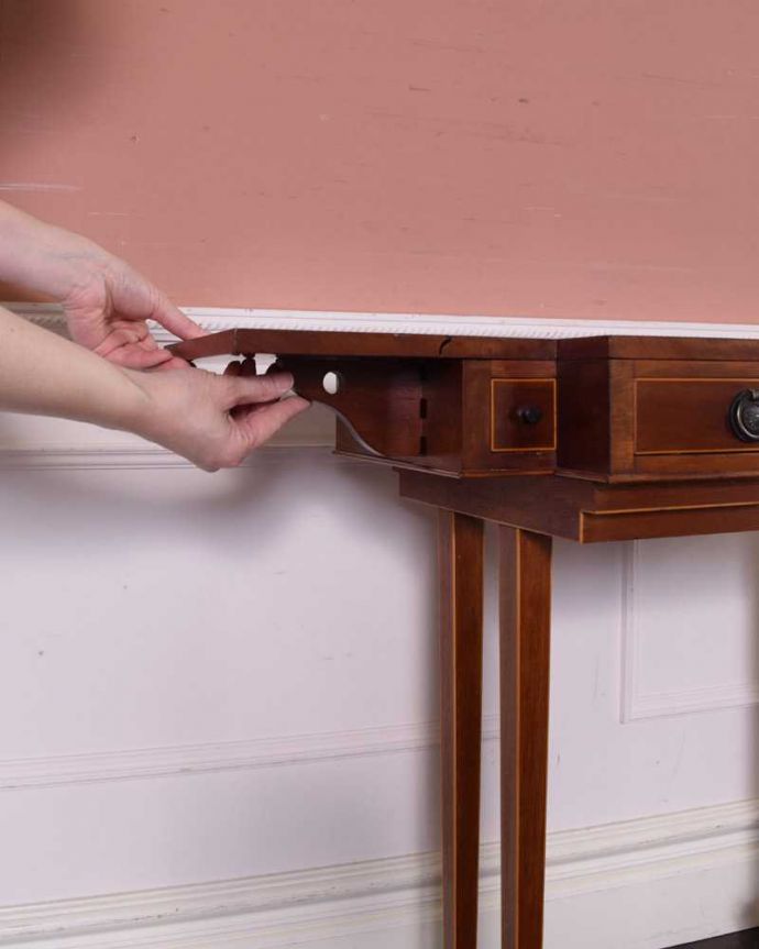 アンティークのテーブル　アンティーク家具　天板のかたちもお洒落な伸張式アンティークサイドテーブル（バタフライテーブル）。あっという間にサイズ変更OK！天板を持ち上げてバーを出すだけで、簡単にサイズが変えれます。(q-1722-f)