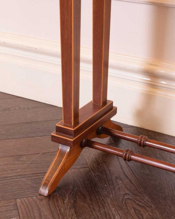 アンティークのテーブル　アンティーク家具　天板のかたちもお洒落な伸張式アンティークサイドテーブル（バタフライテーブル）。持ち上げなくても移動できます！Handleのアンティークは、脚の裏にフェルトキーパーをお付けしていますので、持ち上げなくても床を滑らせて移動させることが出来ます。(q-1722-f)