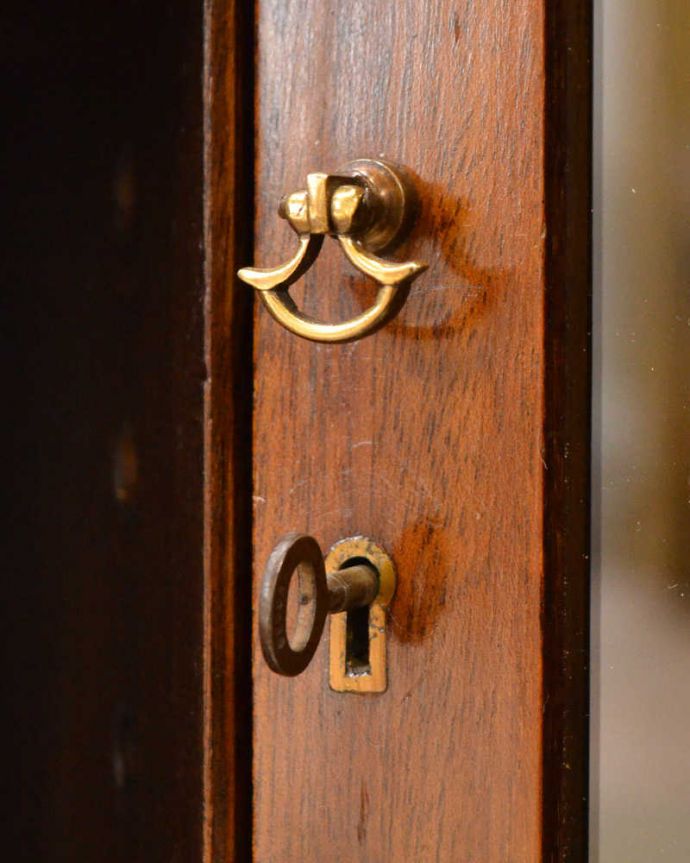 アンティーク家具 お部屋の角に置くアンティーク家具、コーナーブックシェルフ（オープンシェルフ）。開ける度にワクワク･･･ おとぎ話に出てくるような可愛いアンティークの鍵が付いています。(q-1724-f)