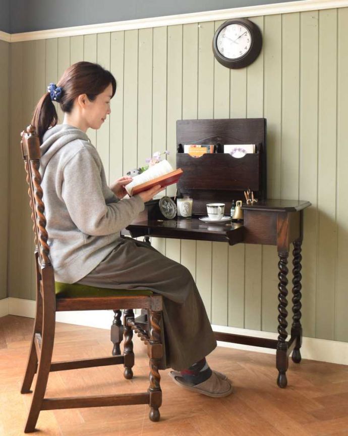 アンティークのデスク・書斎机　アンティーク家具　英国で見つけた機能的にも優れたトランスフォーム、アンティーク英国家具（ライティングデスク）。仕事している時間も、もっとカッコよくここに座るだけで、なんだかちょっとカッコよくなった気分。(q-1725-f)