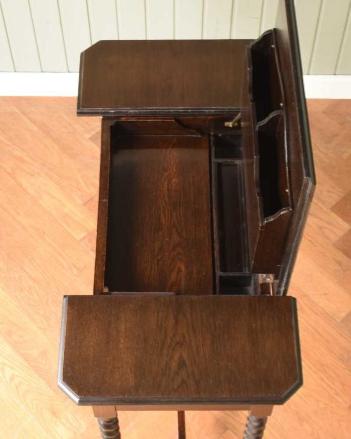 アンティークのデスク・書斎机　アンティーク家具　英国で見つけた機能的にも優れたトランスフォーム、アンティーク英国家具（ライティングデスク）。天板の下には・・・中も職人がキレイにお直しました。(q-1725-f)