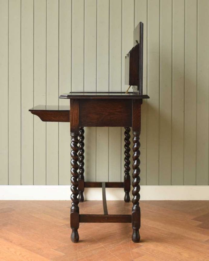 アンティークのデスク・書斎机　アンティーク家具　英国で見つけた機能的にも優れたトランスフォーム、アンティーク英国家具（ライティングデスク）。横顔も美しく！こんな風に見えますもちろん、横側もキレイに修復しているので、横から見てもキレイです。(q-1725-f)