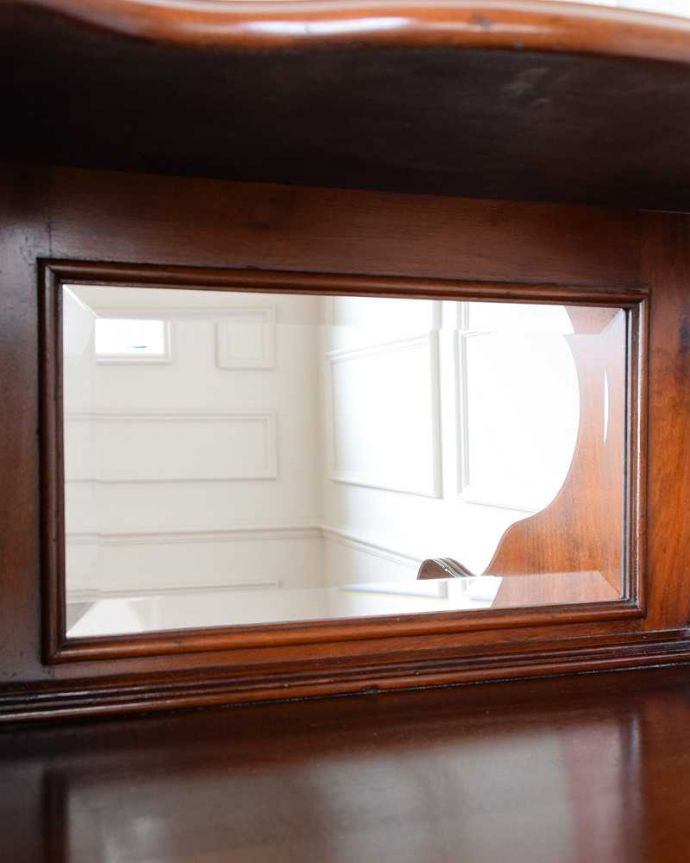 アンティークのキャビネット　アンティーク家具　英国輸入のアンティーク家具、ミラー付きミュージックキャビネット。キラっと輝くアンティークのミラーまだ電気がない時代に、部屋を明るくするために付けられた鏡。(q-1726-f)