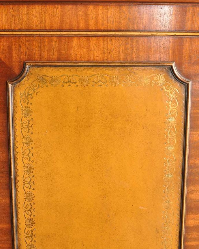 アンティークのキャビネット　アンティーク家具　英国で見つけた高級感漂うアンティークのカウンター。めずらしい革貼りの家具ゴールドの型が押してある革張り。(q-1728-f)