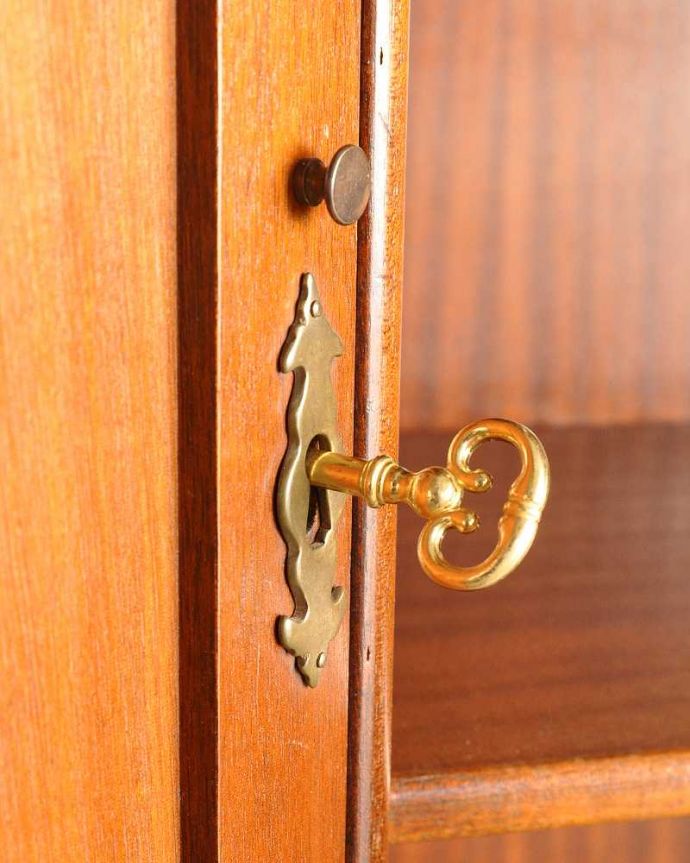 アンティークのキャビネット　アンティーク家具　英国で見つけた高級感漂うアンティークのカウンター。開ける度にワクワク･･･おとぎ話に出てくるような可愛いアンティークの鍵が付いています。(q-1728-f)