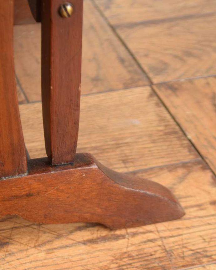 プランツスタンド・ケーキスタンド　アンティーク家具　英国ならではのアンティーク家具、折り畳める5段タイプのケーキスタンド（テーブル）。Handleの家具の脚の裏には･･･フェルトキーパーを貼ってお送りしていますので引きずっても床にキズが付きません。(q-1731-f)