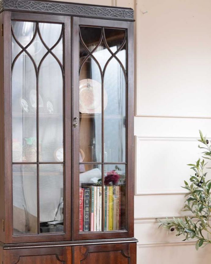 アンティークのキャビネット　アンティーク家具　大きなガラス扉が印象的な美しいアンティークのブックケース（本棚）。扉に描かれた模様の美しさガラスの扉に描かれた美しい木の模様。(q-1732-f)