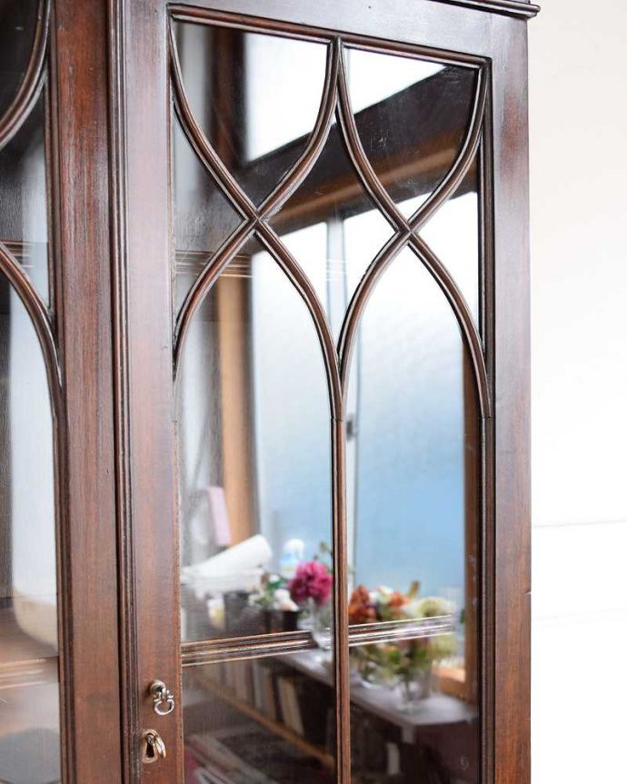 アンティークのキャビネット　アンティーク家具　大きなガラス扉が印象的な美しいアンティークのブックケース（本棚）。ここの彫も最上級の美しさいろんな部分の美しさが重なり合って、最上級の美しさを醸し出してくれます。(q-1732-f)