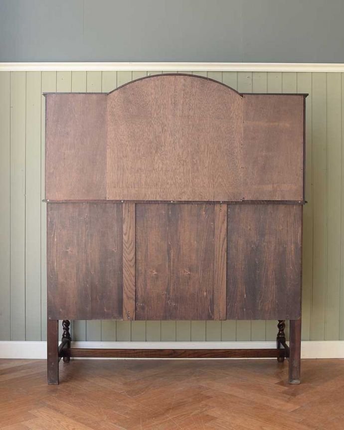アンティークのキャビネット　アンティーク家具　オーバルミラー付きの英国アンティーク家具、オーク材のミラーバックサイドボード。もちろん、後ろ姿もキレイです。(q-1735-f)