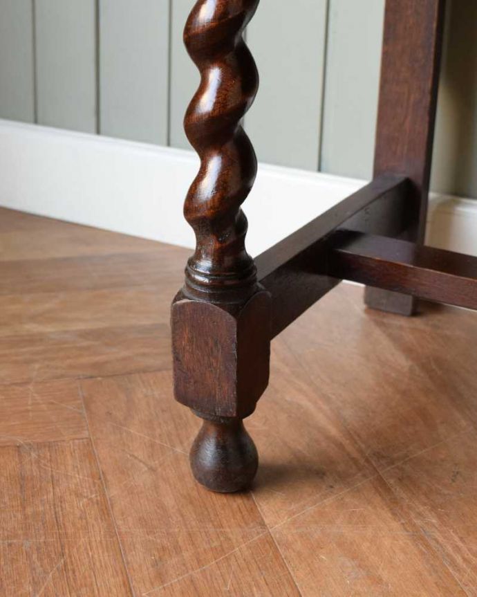 アンティークのキャビネット　アンティーク家具　英国ならではの便利なアンティーク家具、丸い鏡付きのミラーバックサイドボード。女性でも運べちゃう理由は･･･Handleのアンティークは、脚の裏にフェルトキーパーをお付けしていますので、重い家具でも床を滑らせれて移動する事が出来ます。(q-1737-f)