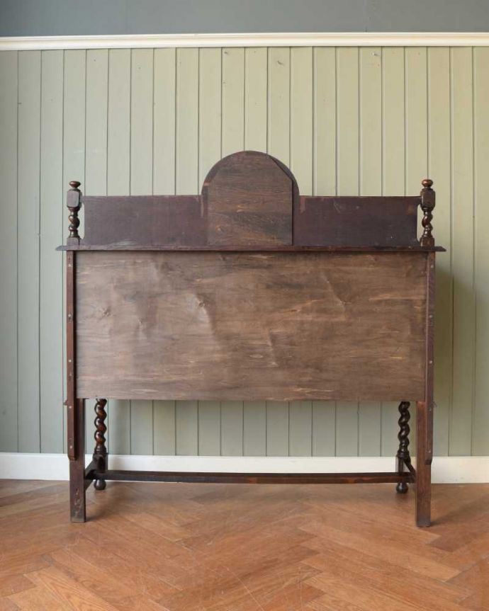 アンティークのキャビネット　アンティーク家具　英国ならではの便利なアンティーク家具、丸い鏡付きのミラーバックサイドボード。もちろん、後ろ姿もキレイです。(q-1737-f)