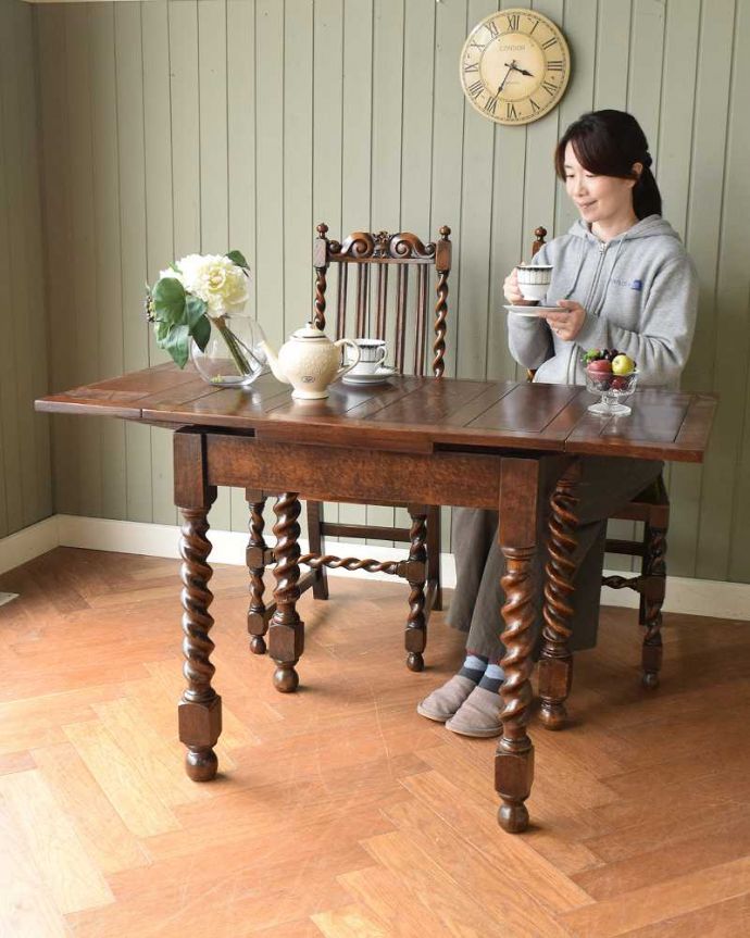 アンティークのテーブル　アンティーク家具　イギリス輸入のお洒落なアンティーク家具、美しいドローリーフテーブル（ダイニングテーブル）。3通りの大きさで使える便利なテーブル天板の下に隠れているリーフを引っ張り出せばあっという間に大きく使えるドローリーフテーブル。(q-1738-f)