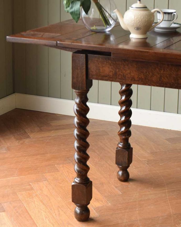アンティークのテーブル　アンティーク家具　イギリス輸入のお洒落なアンティーク家具、美しいドローリーフテーブル（ダイニングテーブル）。やっぱり目立っちゃう女性らしいツイスト脚ツイスト脚のテーブルはアンティークのデザインの定番中の定番。(q-1738-f)