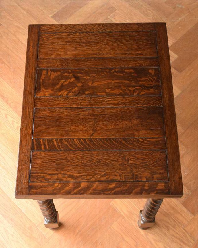 アンティークのテーブル　アンティーク家具　イギリス輸入のお洒落なアンティーク家具、美しいドローリーフテーブル（ダイニングテーブル）。上から見るとこんな形リーフを開く前はこんな形です。(q-1738-f)