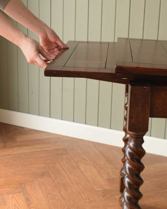 アンティークのテーブル　アンティーク家具　イギリス輸入のお洒落なアンティーク家具、美しいドローリーフテーブル（ダイニングテーブル）。誰でもカンタン！引っ張るだけでOK。(q-1738-f)