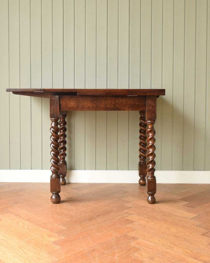 アンティークのテーブル　アンティーク家具　イギリス輸入のお洒落なアンティーク家具、美しいドローリーフテーブル（ダイニングテーブル）。片方だけ開いてもOK片方のリーフだけを開くとこんな感じ。(q-1738-f)