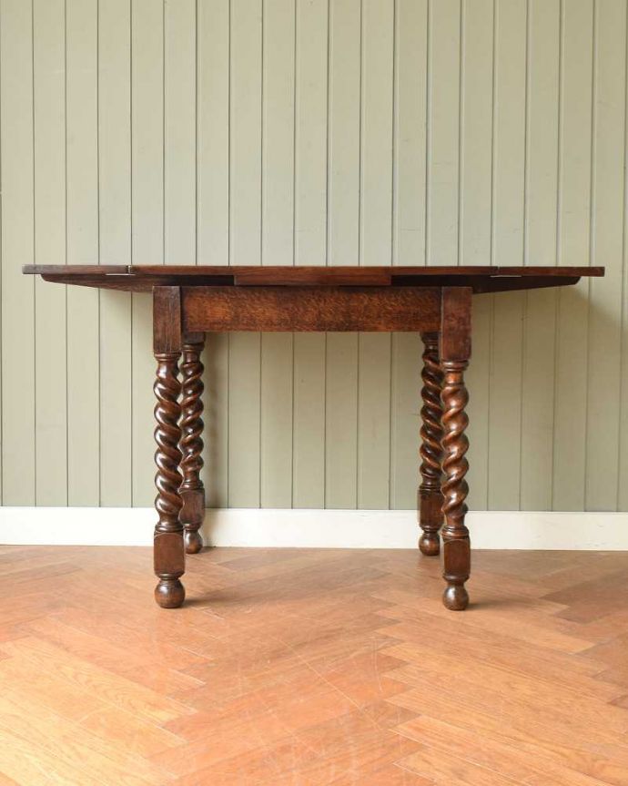 アンティークのテーブル　アンティーク家具　イギリス輸入のお洒落なアンティーク家具、美しいドローリーフテーブル（ダイニングテーブル）。両方開くと大きなサイズ！家族が増えた時やみんなが集まった時、両方のリーフを開けば大きなサイズに。(q-1738-f)
