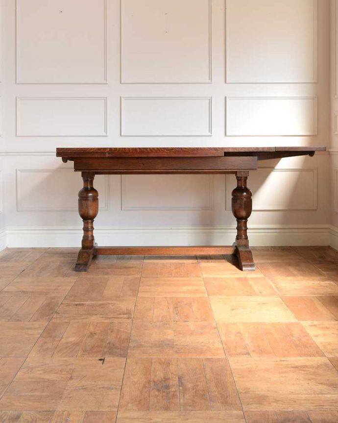 アンティークのテーブル　アンティーク家具　英国らしい重厚な脚の伸長式のテーブル、アンティークのドローリーフテーブル。片方だけ開いてもOK片方のリーフだけを開くとこんな感じ。(q-1742-f)