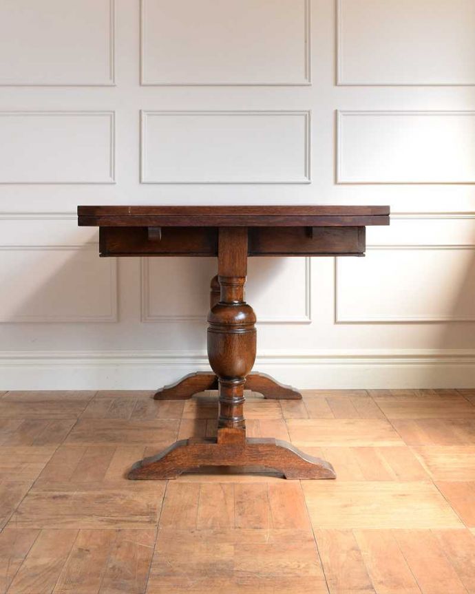 アンティークのテーブル　アンティーク家具　英国らしい重厚な脚の伸長式のテーブル、アンティークのドローリーフテーブル。こちら側から見てみると･･･アンティークは新品ではないので経年変化によるキズはありますが、専門の職人がしっかり修復しました。(q-1742-f)