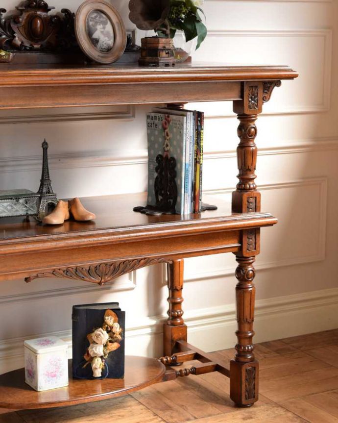 アンティークのキャビネット　アンティーク家具　イギリスで見つけた彫刻が豪華なアンティーク ダムウェイター。彫の美しさに惚れ惚れ…贅沢な使い方をするために造られた家具は、装飾もかなり贅沢。(q-1744-f)