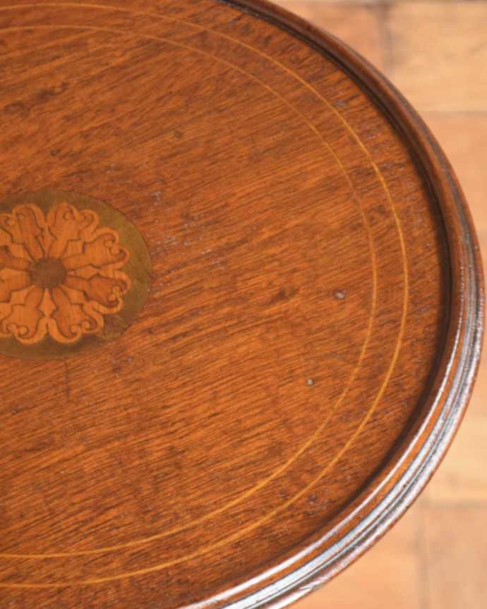 アンティークのテーブル　アンティーク家具　天板の美しい紋章が気品溢れるアンティーク　ティーテーブル、英国輸入家具。近づいて見てみると･･･天板の周りもアンティークらしく美しいデザイン。(q-1746-f)