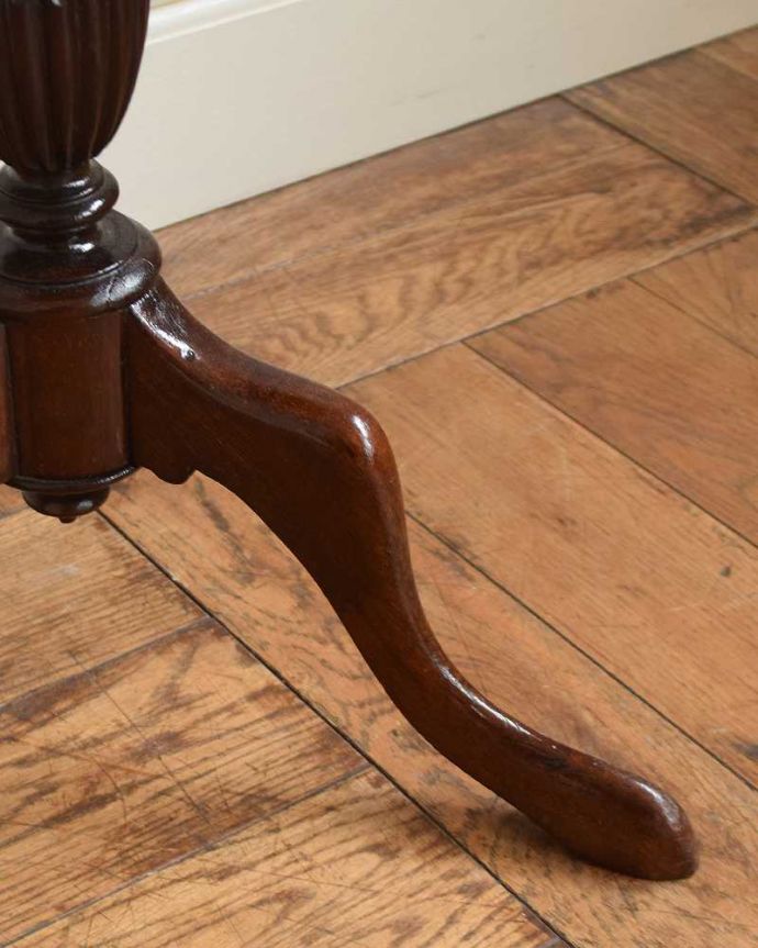 アンティークのテーブル　アンティーク家具　天板の美しい紋章が気品溢れるアンティーク　ティーテーブル、英国輸入家具。Handleの家具の脚の裏には･･･床にキズが付かないよう脚の裏にフェルトキーパーを付けてお届けしています。(q-1746-f)