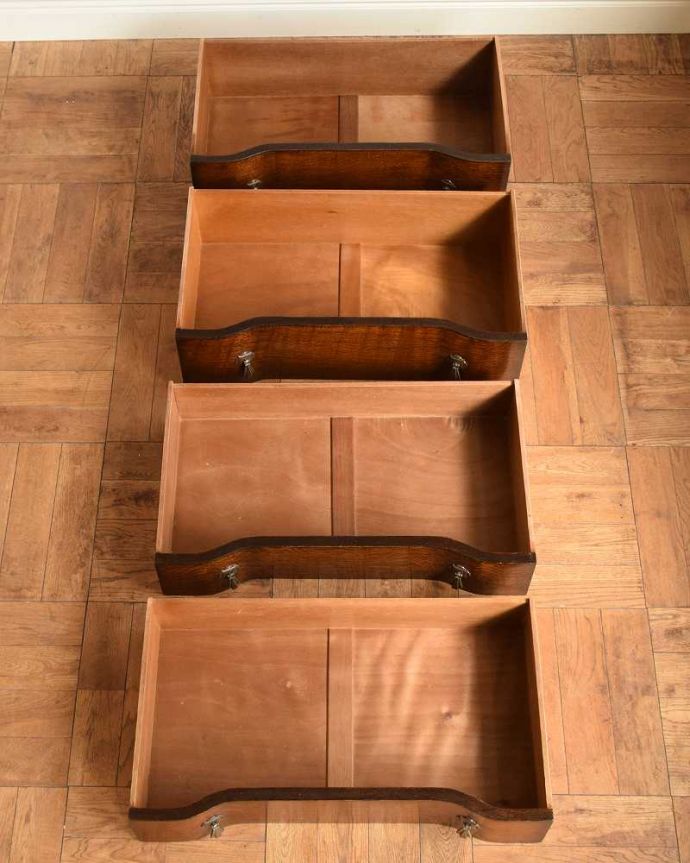 アンティークのチェスト　アンティーク家具　英国スタイルのインテリアに、たっぷり収納できるアンティーク4段チェスト 。何を入れても大丈夫。(q-1747-f)