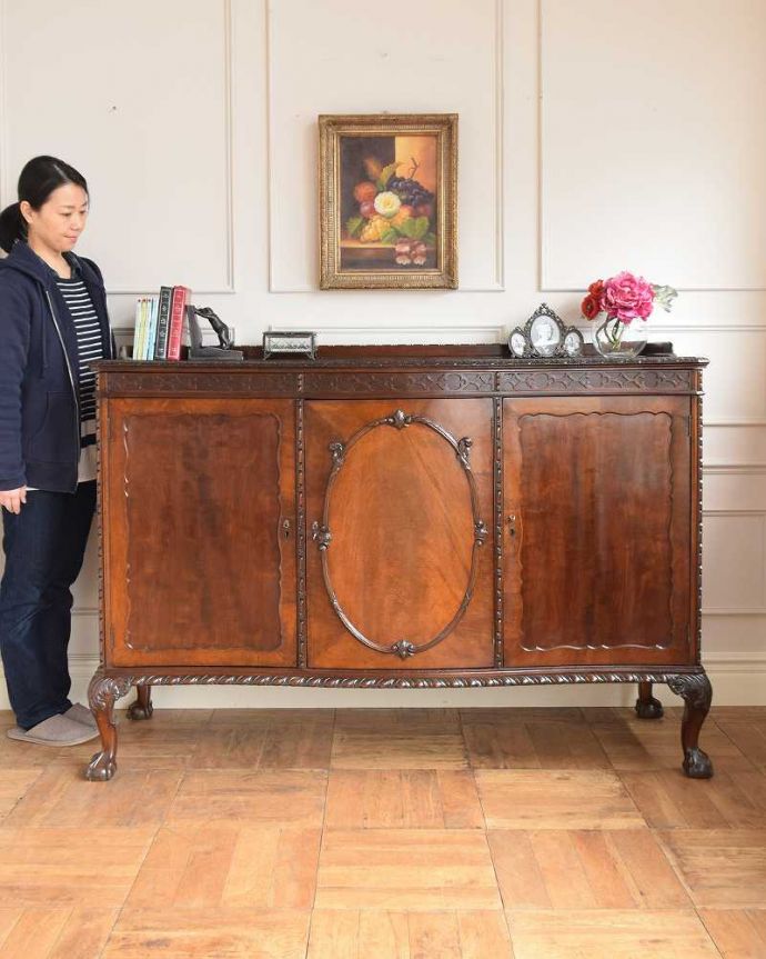 サイドボード　アンティーク家具　イギリスで見つけたアンティーク家具、装飾の美しいリビングボード（サイドボード）。気品のある大人の佇まいが優雅なサイドボード木目の美しさが際立つ大人のサイドボード。(q-1748-f)