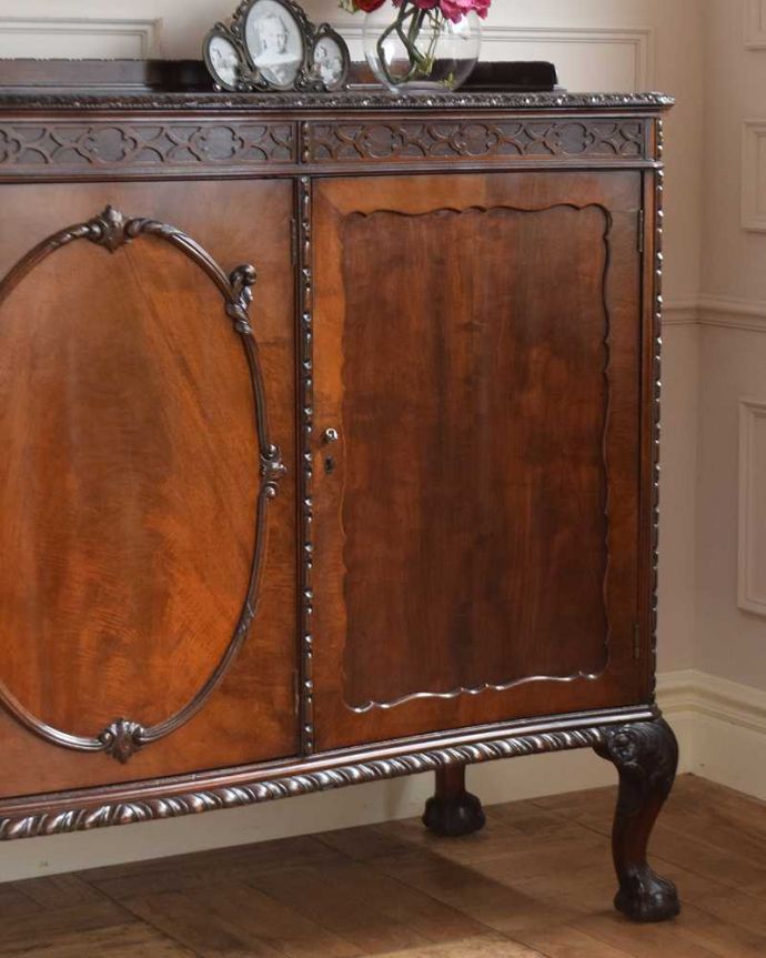 サイドボード　アンティーク家具　イギリスで見つけたアンティーク家具、装飾の美しいリビングボード（サイドボード）。アンティークだから手に入れることが出来る素材感今の時代、なかなか手に入れることが出来ない木目の美しさにうっとり。(q-1748-f)