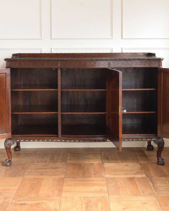 サイドボード　アンティーク家具　イギリスで見つけたアンティーク家具、装飾の美しいリビングボード（サイドボード）。扉の奥にはたっぷりの収納。(q-1748-f)