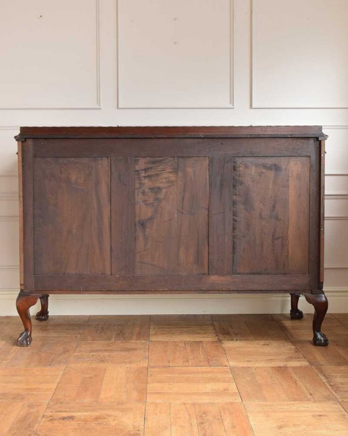 サイドボード　アンティーク家具　イギリスで見つけたアンティーク家具、装飾の美しいリビングボード（サイドボード）。さらに後ろ姿もチェックアンティークは新品ではないので経年変化によるキズはありますが、専門の職人が修復したので後ろ姿までキレイです。(q-1748-f)