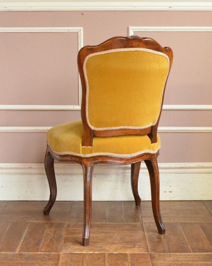 サロンチェア　アンティーク チェア　華やかなイエローのサロンチェア、美しいアンティークの椅子。アンティークらしく、流行を追わずに長く使えるデザイン。(q-175-c)