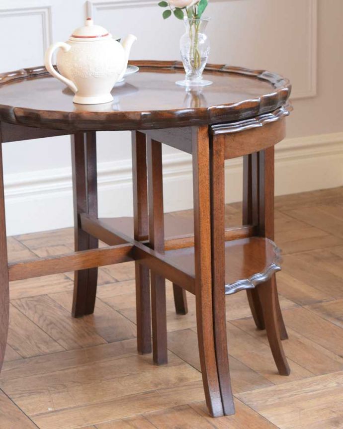 アンティークのテーブル　アンティーク家具　英国アンティーク家具、５点セットになった美しいネストテーブル。一緒でも、バラバラでも使い方は自由自在のアンティーク。(q-1751-f)