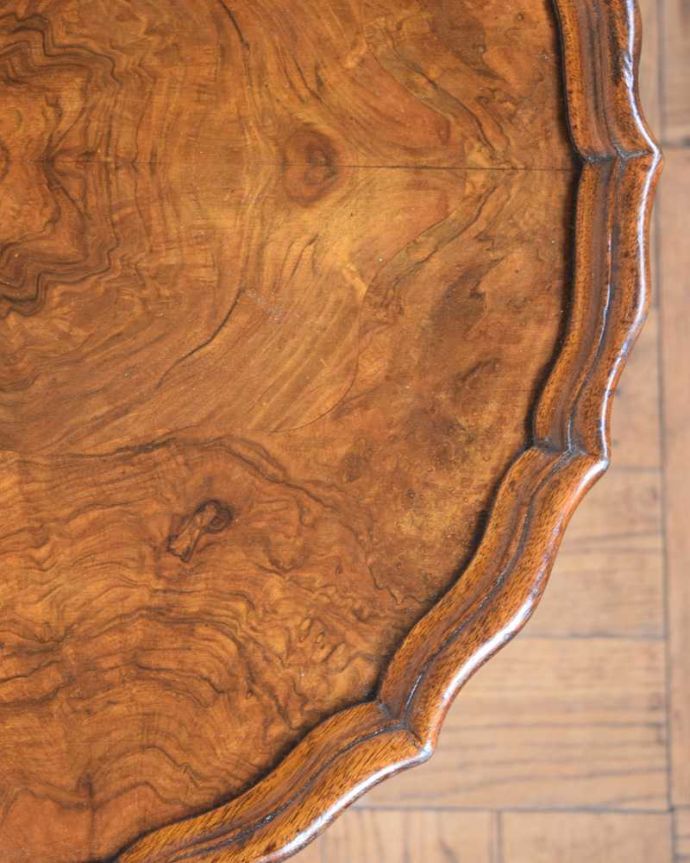 アンティークのテーブル　アンティーク家具　英国アンティーク家具、５点セットになった美しいネストテーブル。天板も修復したのでキレイです修復の時、古い塗装を剥離して再塗装してあるので天板もピカピカです。(q-1751-f)