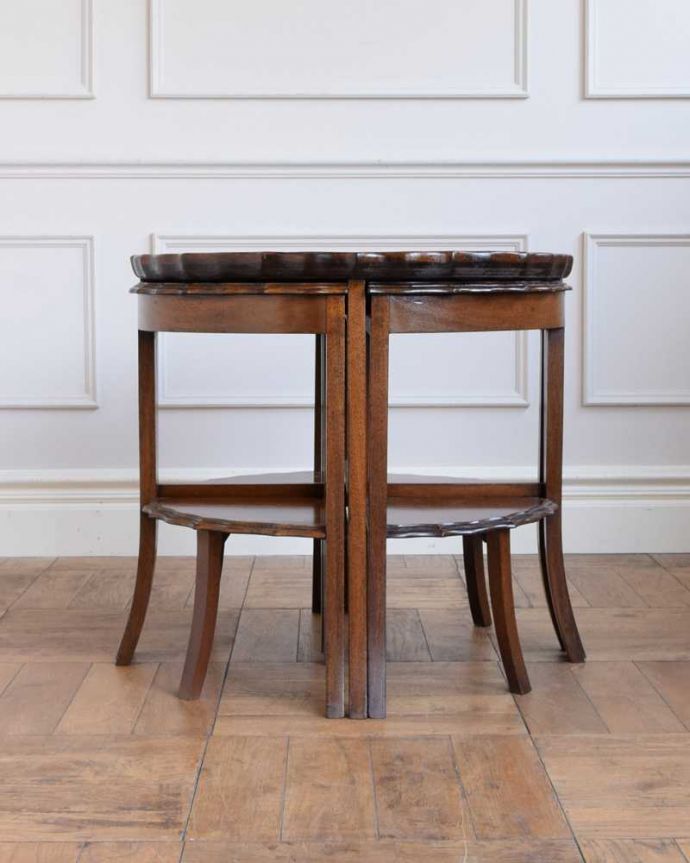 アンティークのテーブル　アンティーク家具　英国アンティーク家具、５点セットになった美しいネストテーブル。横から見てみると･･･お揃いの脚が5つがキレイに重なって、とっても美しい横顔。(q-1751-f)